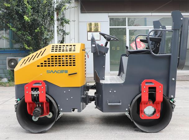 小型<font color='red'>壓路機</font>停放時，方向