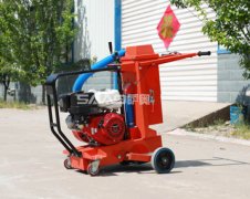 熟練操作小型瀝青路面開槽機，不是夢